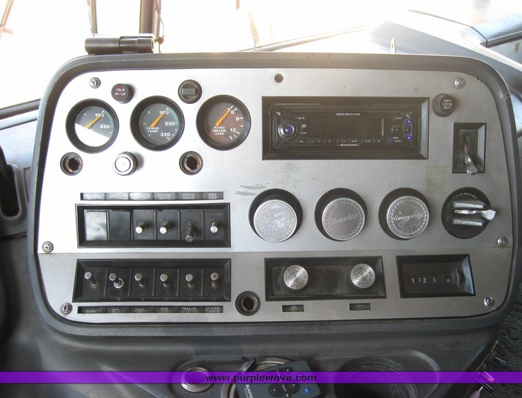 image for item 3973 1987 Ford High Tilt CLT9000 semi tractor