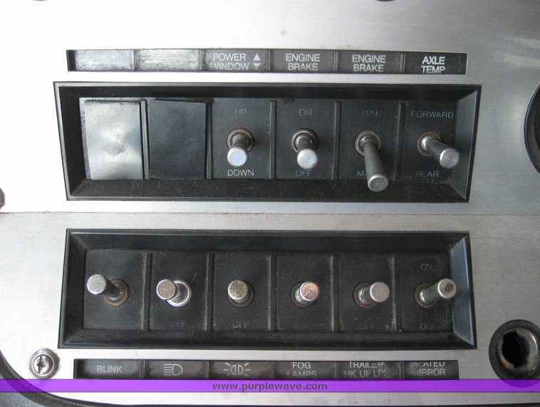 image for item 3973 1987 Ford High Tilt CLT9000 semi tractor