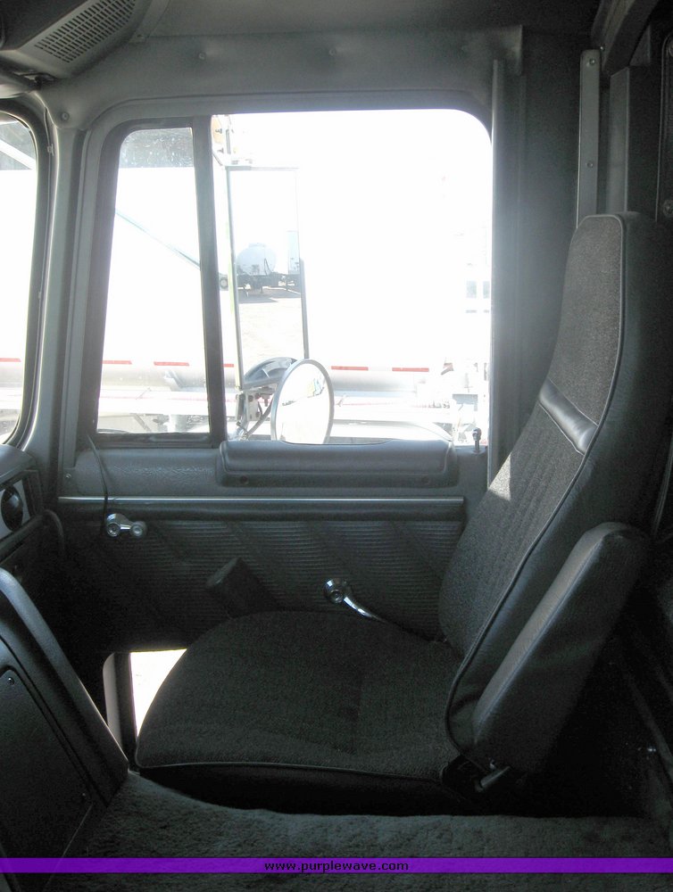 image for item 3973 1987 Ford High Tilt CLT9000 semi tractor