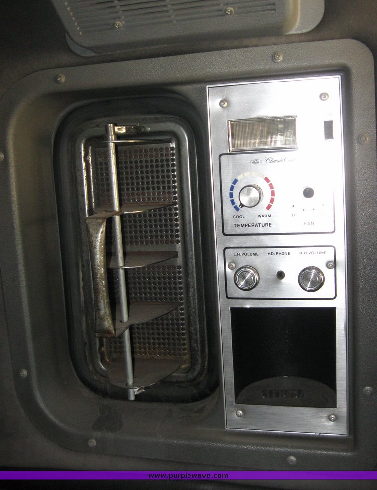 image for item 3973 1987 Ford High Tilt CLT9000 semi tractor