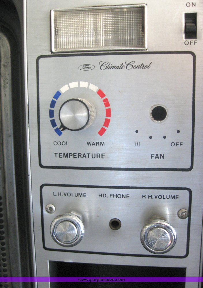 image for item 3973 1987 Ford High Tilt CLT9000 semi tractor