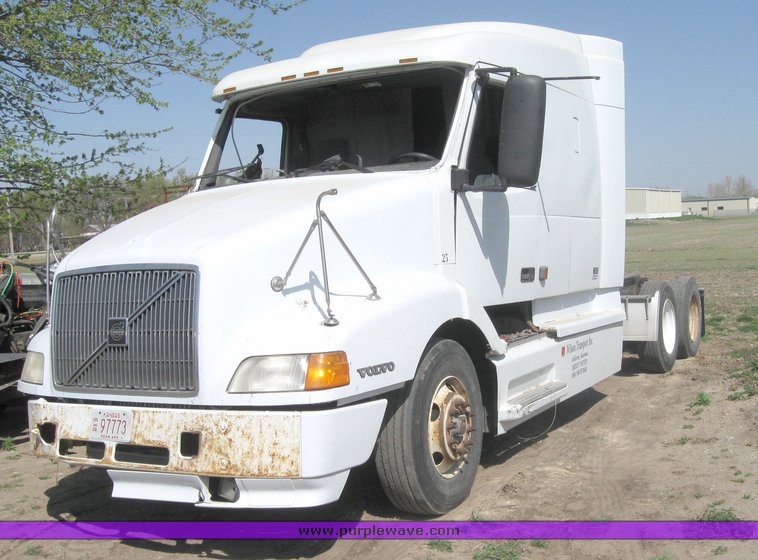image for item 3977 2000 Volvo VNL64T610 semi tractor