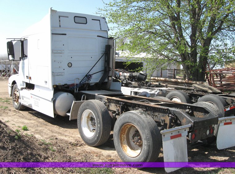 image for item 3977 2000 Volvo VNL64T610 semi tractor