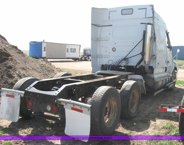 image for item 3977 2000 Volvo VNL64T610 semi tractor