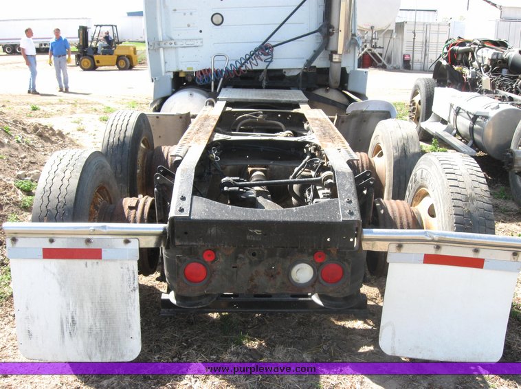 image for item 3977 2000 Volvo VNL64T610 semi tractor