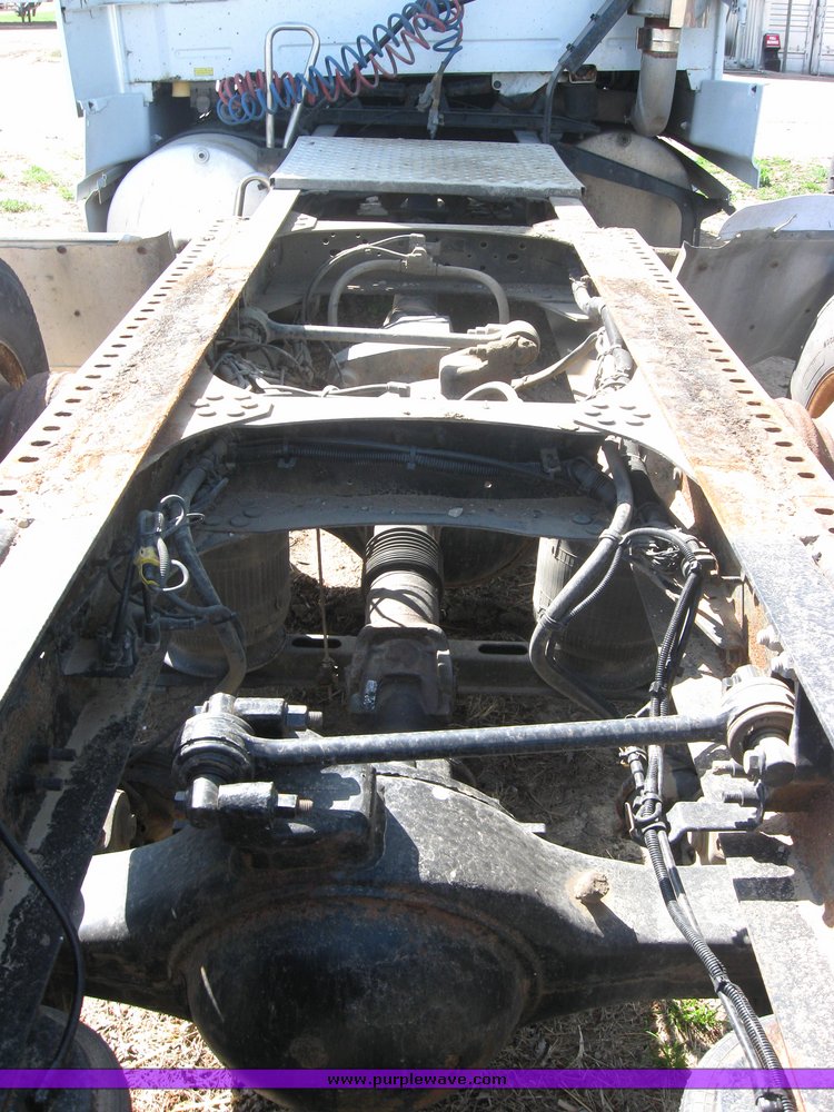 image for item 3977 2000 Volvo VNL64T610 semi tractor