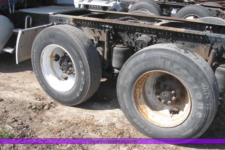 image for item 3977 2000 Volvo VNL64T610 semi tractor