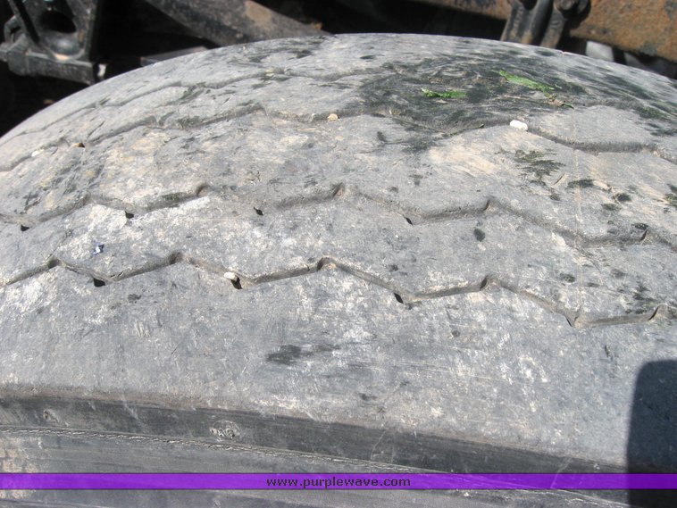 image for item 3977 2000 Volvo VNL64T610 semi tractor