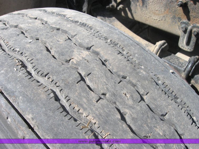 image for item 3977 2000 Volvo VNL64T610 semi tractor