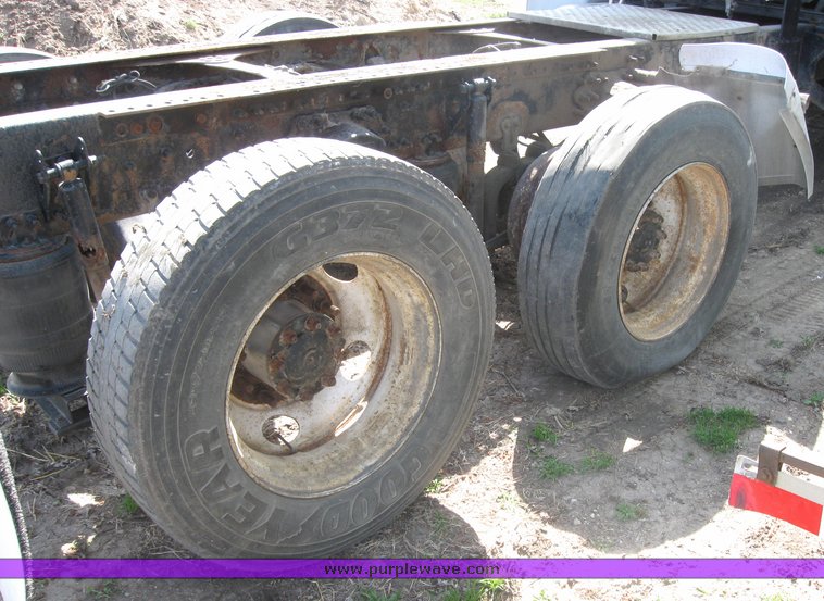 image for item 3977 2000 Volvo VNL64T610 semi tractor