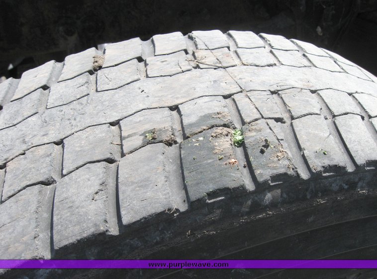 image for item 3977 2000 Volvo VNL64T610 semi tractor