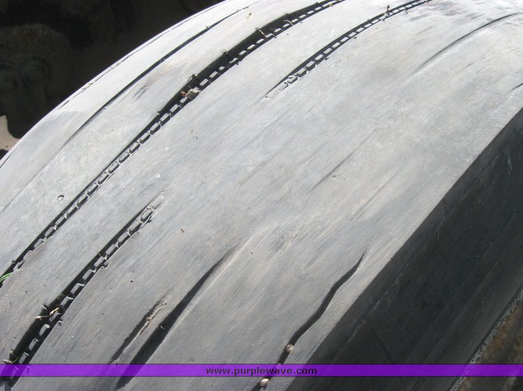 image for item 3977 2000 Volvo VNL64T610 semi tractor