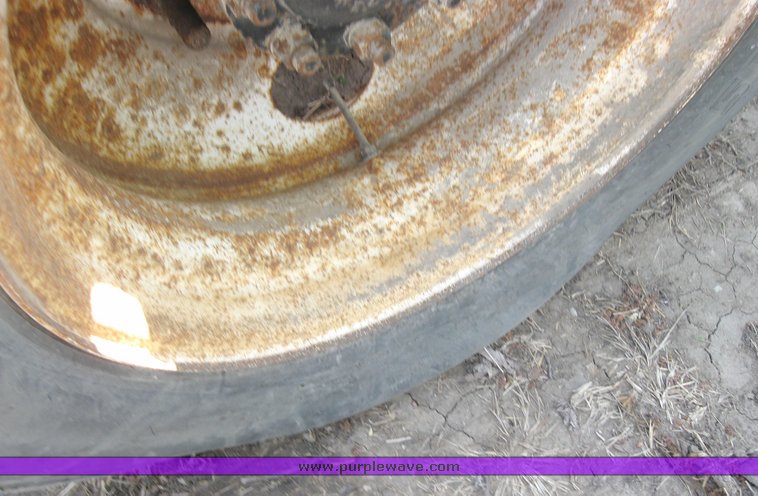 image for item 3977 2000 Volvo VNL64T610 semi tractor