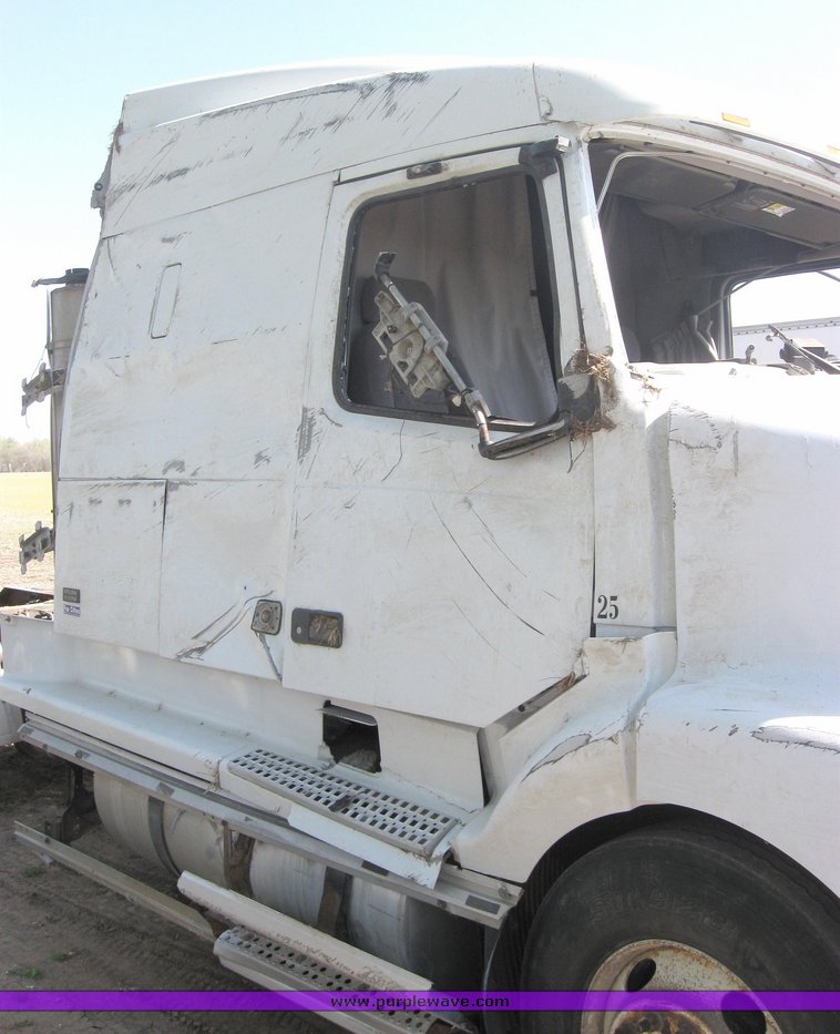 image for item 3977 2000 Volvo VNL64T610 semi tractor