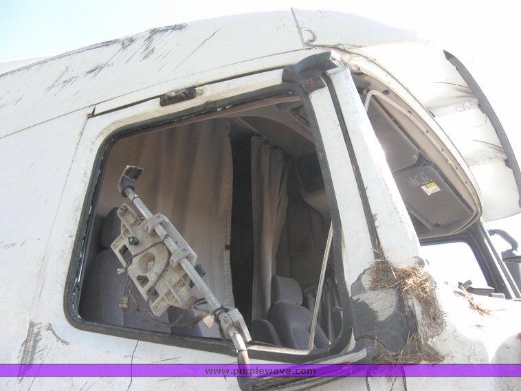 image for item 3977 2000 Volvo VNL64T610 semi tractor