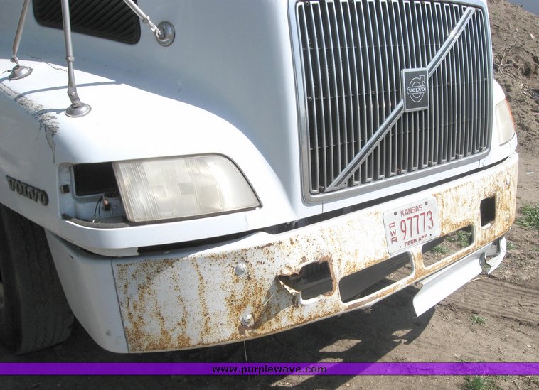 image for item 3977 2000 Volvo VNL64T610 semi tractor