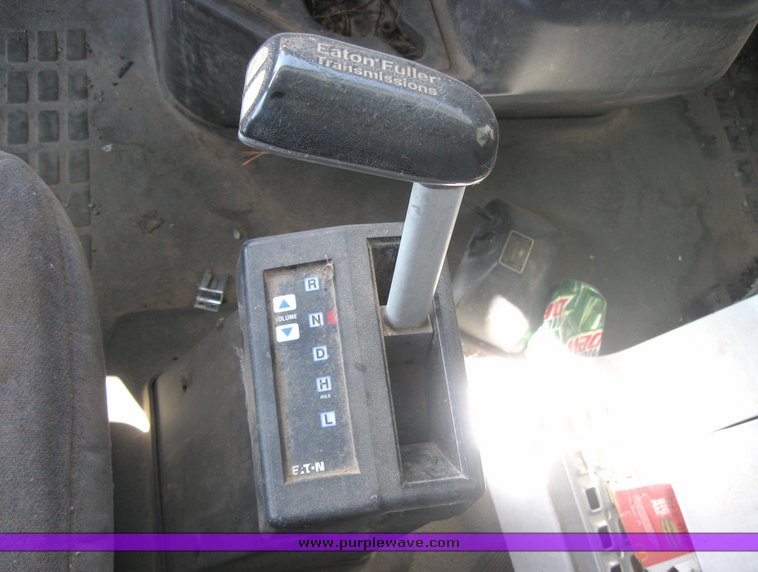 image for item 3977 2000 Volvo VNL64T610 semi tractor