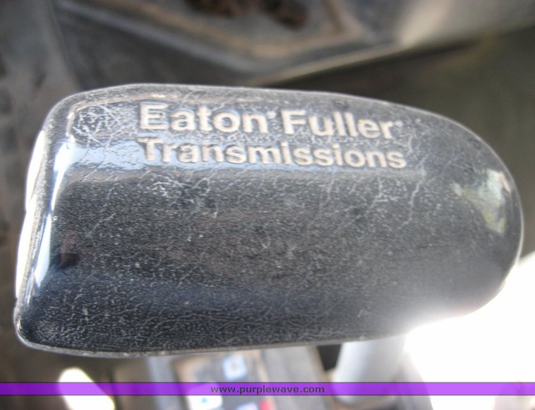 image for item 3977 2000 Volvo VNL64T610 semi tractor