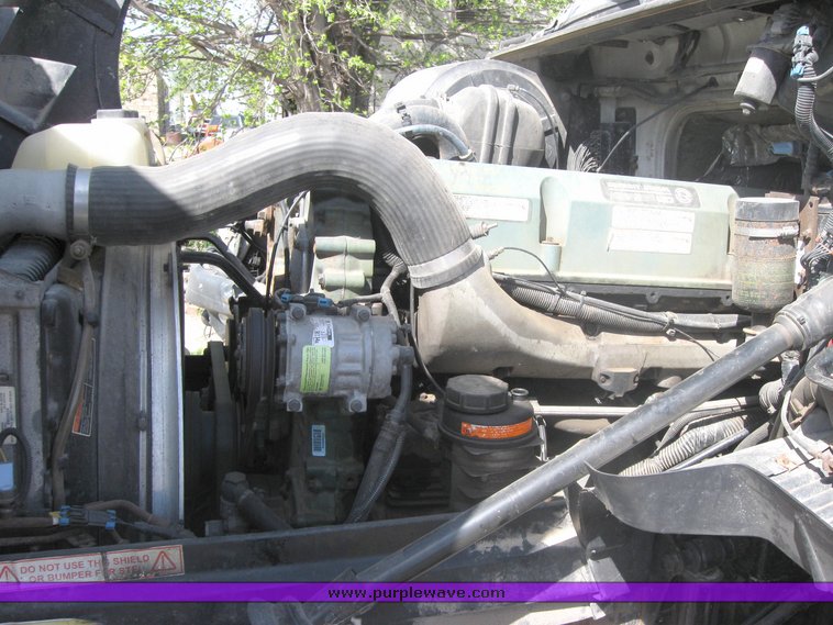 image for item 3977 2000 Volvo VNL64T610 semi tractor