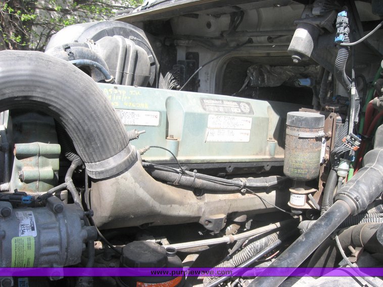 image for item 3977 2000 Volvo VNL64T610 semi tractor