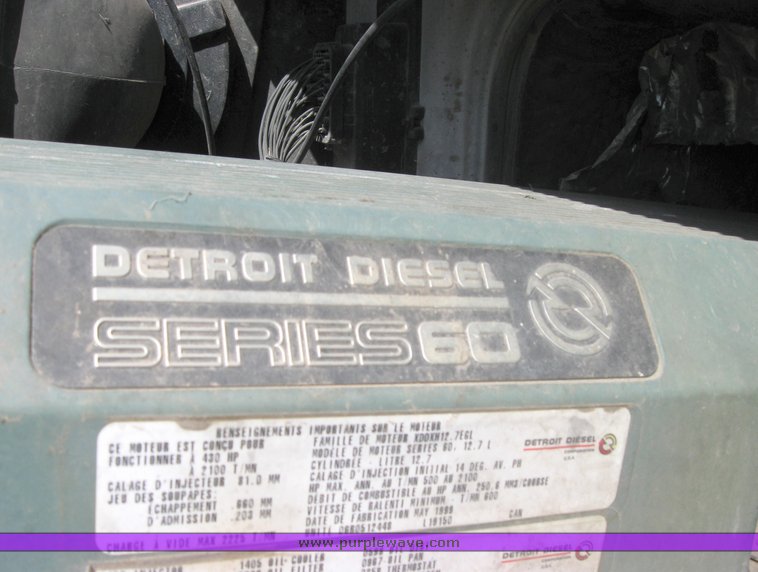 image for item 3977 2000 Volvo VNL64T610 semi tractor