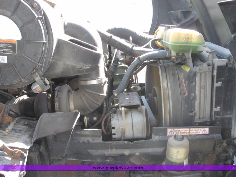 image for item 3977 2000 Volvo VNL64T610 semi tractor