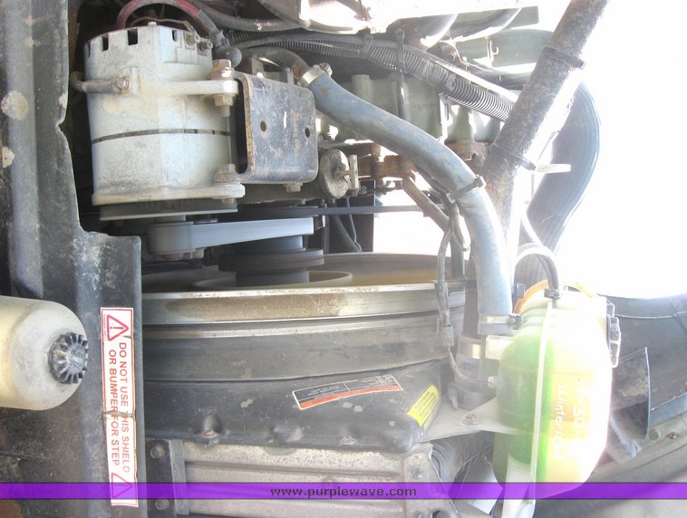 image for item 3977 2000 Volvo VNL64T610 semi tractor