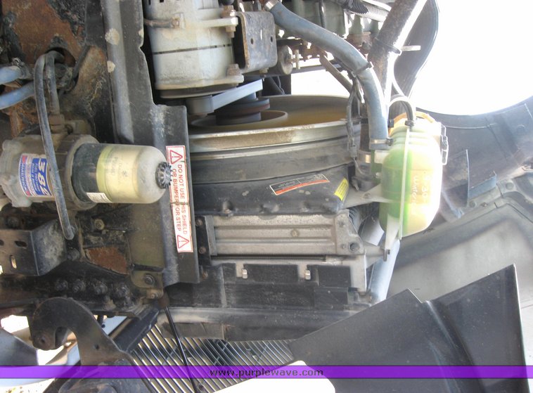 image for item 3977 2000 Volvo VNL64T610 semi tractor