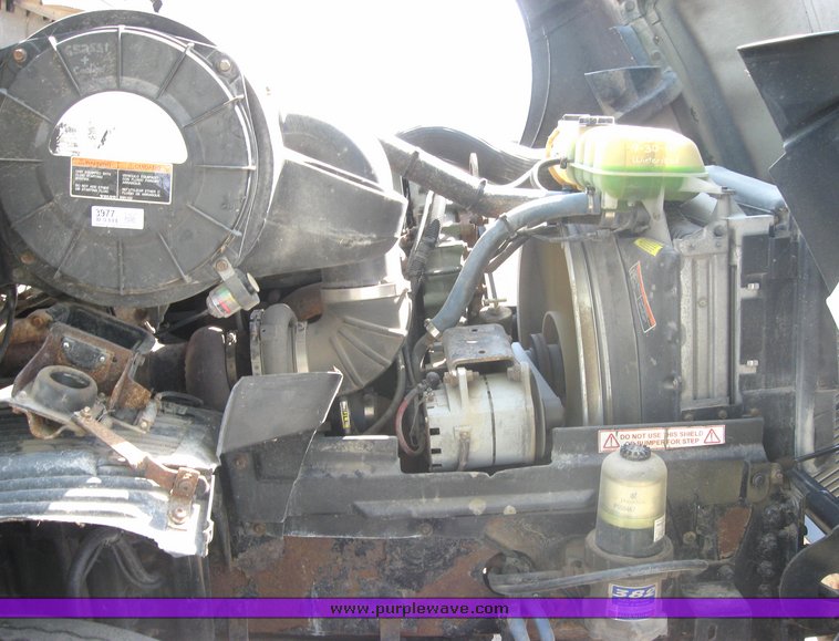 image for item 3977 2000 Volvo VNL64T610 semi tractor