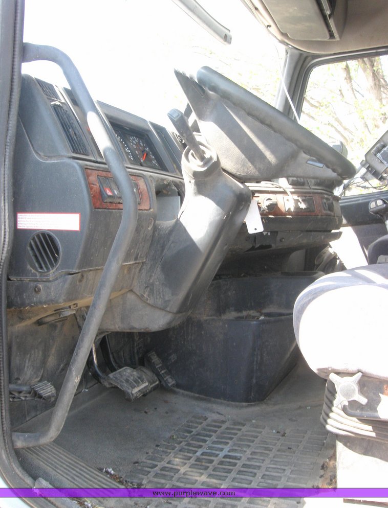 image for item 3977 2000 Volvo VNL64T610 semi tractor