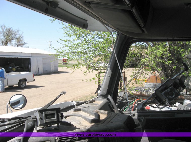 image for item 3977 2000 Volvo VNL64T610 semi tractor