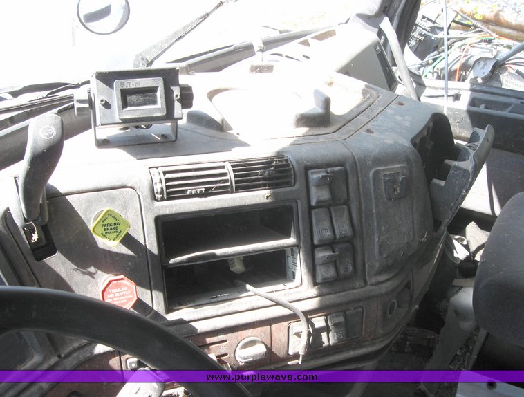 image for item 3977 2000 Volvo VNL64T610 semi tractor