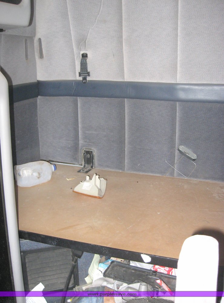 image for item 3977 2000 Volvo VNL64T610 semi tractor