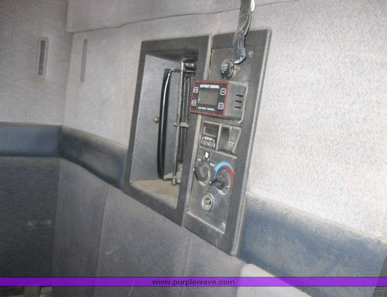 image for item 3977 2000 Volvo VNL64T610 semi tractor