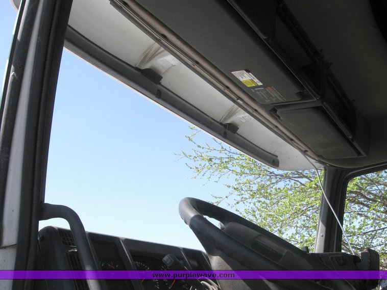 image for item 3977 2000 Volvo VNL64T610 semi tractor