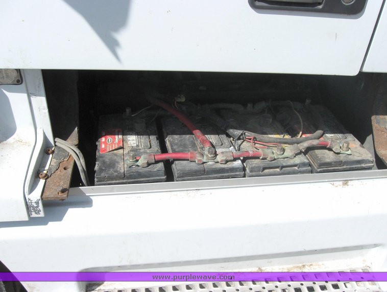 image for item 3977 2000 Volvo VNL64T610 semi tractor