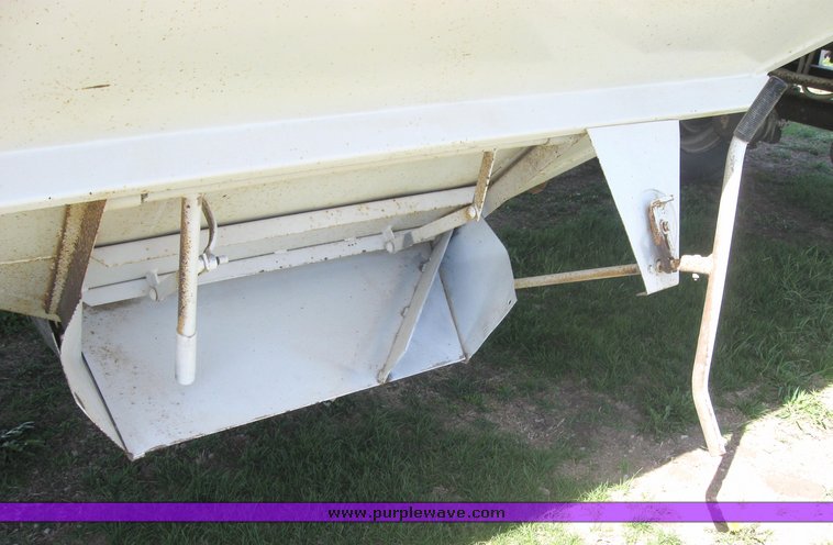 image for item 3979 1995 Jet 22' hopper trailer