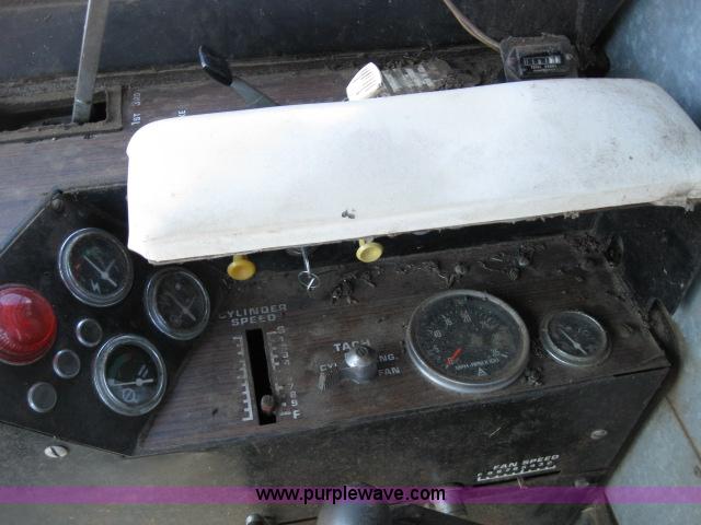 image for item 4005 1976 Allis Chalmers Gleaner F combine