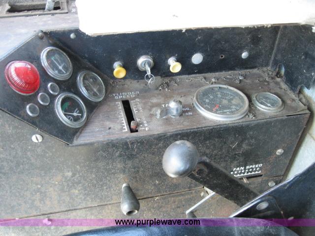 image for item 4005 1976 Allis Chalmers Gleaner F combine