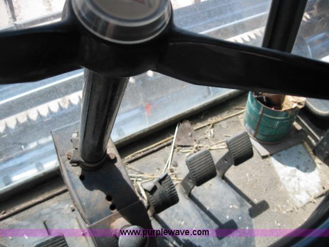 image for item 4005 1976 Allis Chalmers Gleaner F combine
