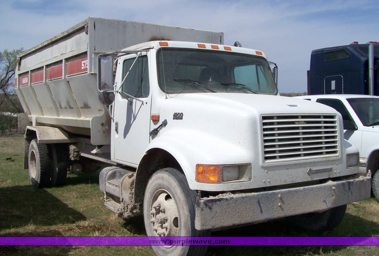 image for item 8093 1996 International Series 4900 truck