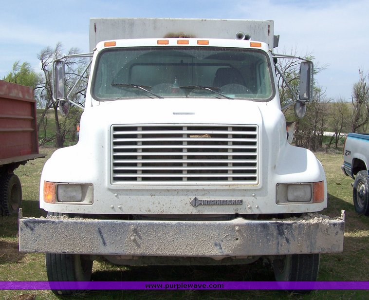 image for item 8093 1996 International Series 4900 truck