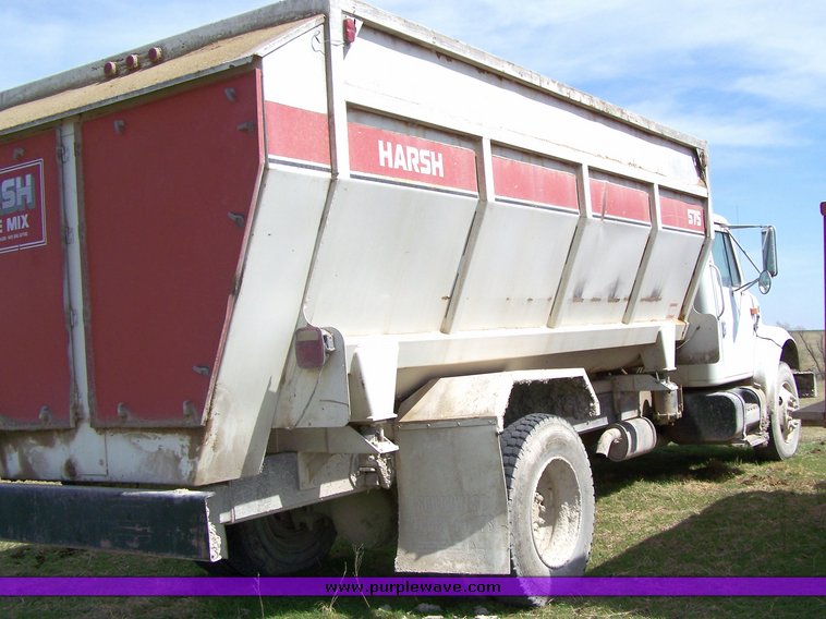 image for item 8093 1996 International Series 4900 truck