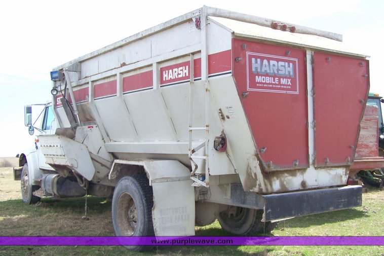 image for item 8093 1996 International Series 4900 truck