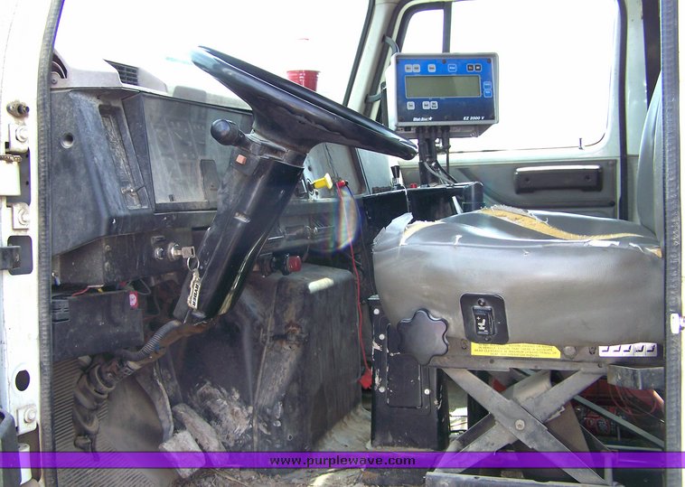 image for item 8093 1996 International Series 4900 truck