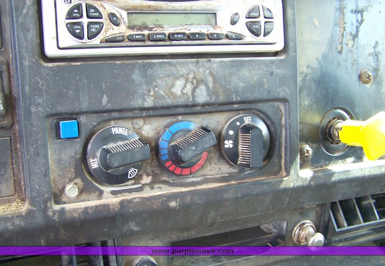 image for item 8093 1996 International Series 4900 truck