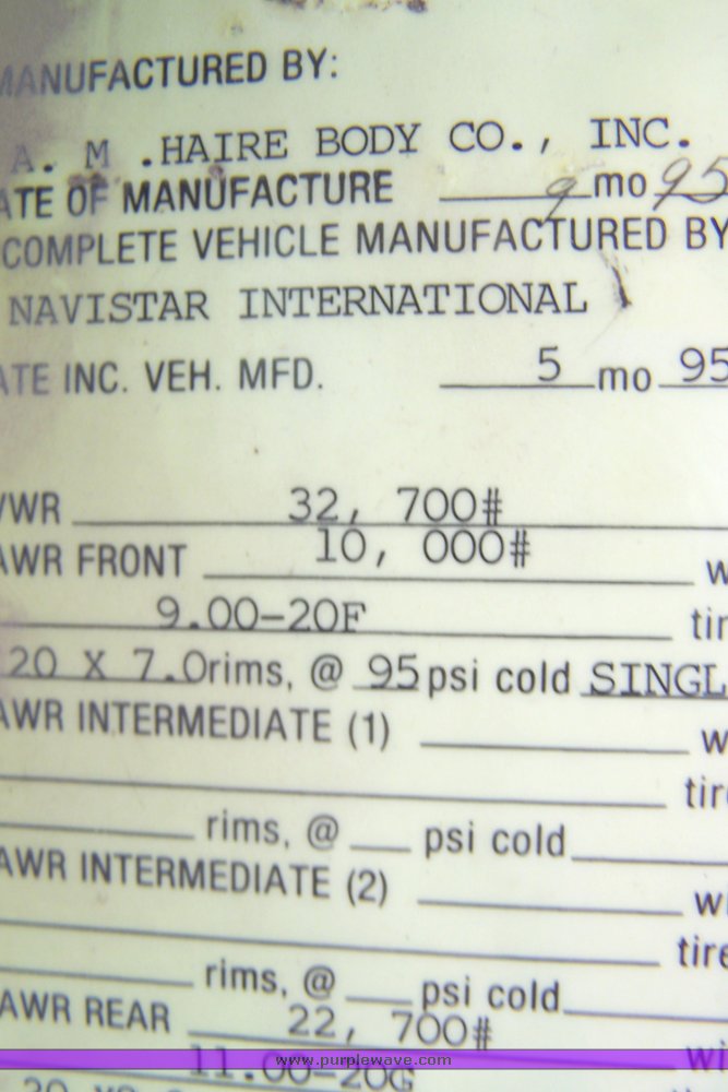 image for item 8093 1996 International Series 4900 truck