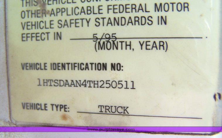 image for item 8093 1996 International Series 4900 truck