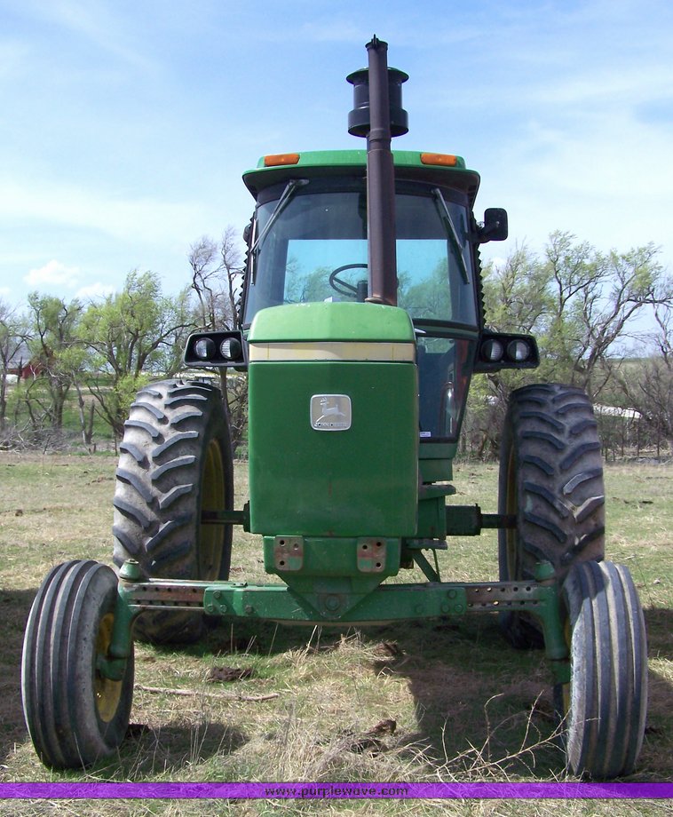 image for item 8094 1981 John Deere 4440 tractor