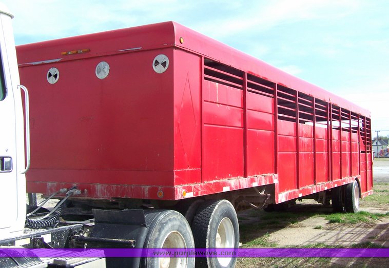 image for item 8104 1997 Mcel 40' ground load stock trailer